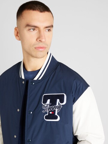 Tommy Jeans Φθινοπωρινό και ανοιξιάτικο μπουφάν σε μπλε