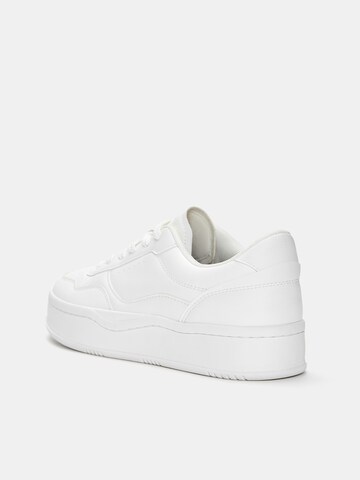 Sneaker bassa di Pull&Bear in bianco