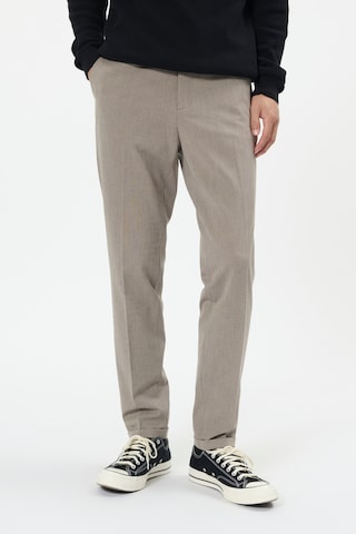 Coupe slim Pantalon chino 'Liam' Matinique en beige : devant