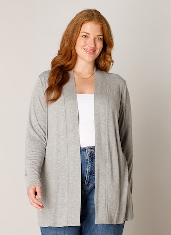 BASE LEVEL CURVY Strickjacke in Grau: Vorderseite