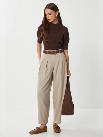 Happiness İstanbul Barrel Pleat-front trousers in Beige