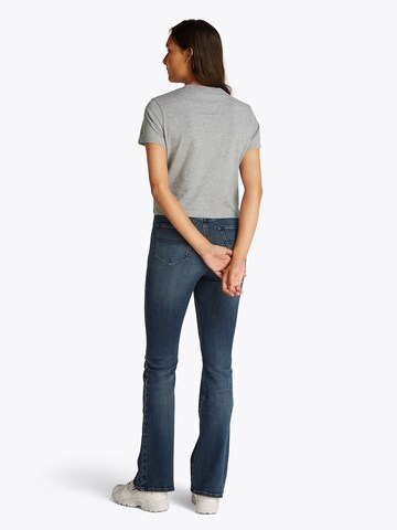 Tricou de la Tommy Jeans pe gri: spate