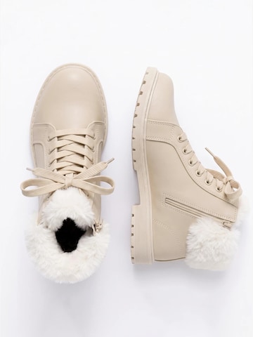 TorWeit Enkellaarsje 'Fluffy Lace Up Winter Boots' in Wit