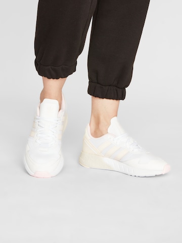 ADIDAS ORIGINALS Sneakers in White: front