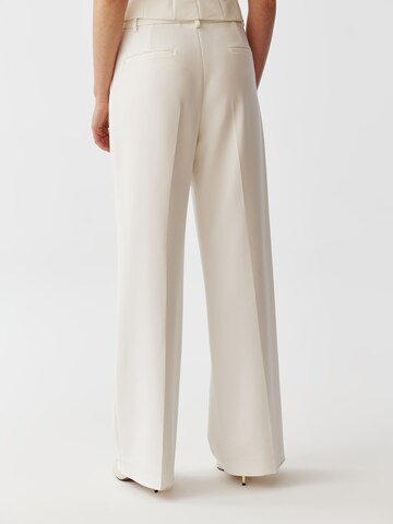 Regular Pantaloni cutați 'Zariana' de la TATUUM pe alb