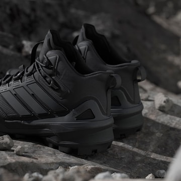 Botine 'Skychaser' de la ADIDAS TERREX pe negru