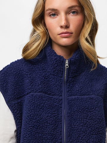 Gilet 'PCSadia' PIECES en bleu