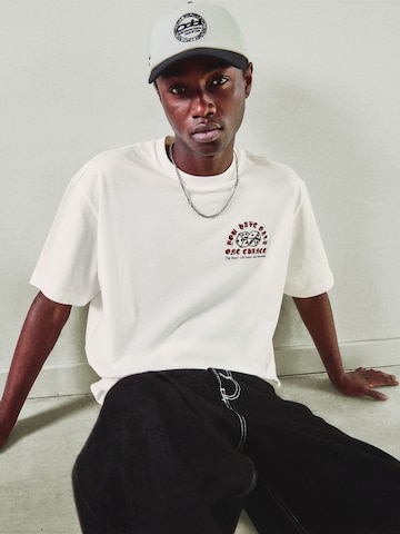 Bershka Shirt 'DADOS JOKER' in Wit