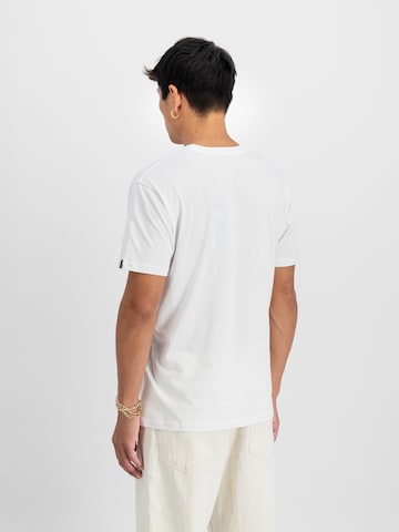 ALPHA INDUSTRIES Футболка в Белый