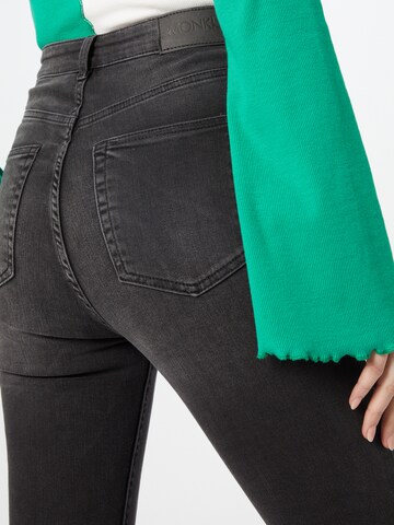 Skinny Jeans di Monki in nero