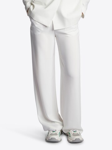 Rich & Royal Lużny krój Spodnie w kolorze biały: przód