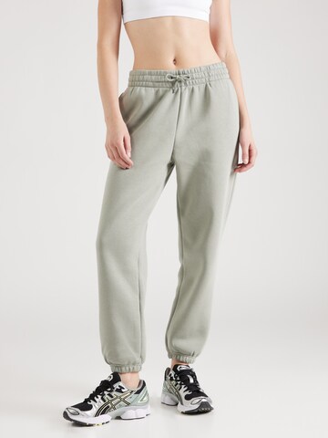 UNDER ARMOUR Tapered Sporthose 'Essential' in Grün: predná strana