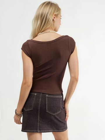 Busem - Blusa em castanho