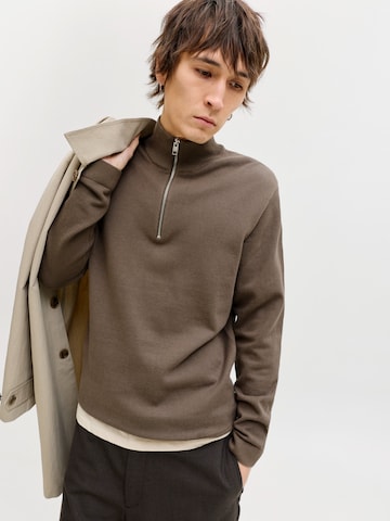JACK & JONESPulover 'JPRBLAMilano' - smeđa boja