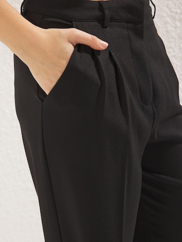 Trendyol - regular Pantalón de pinzas en negro