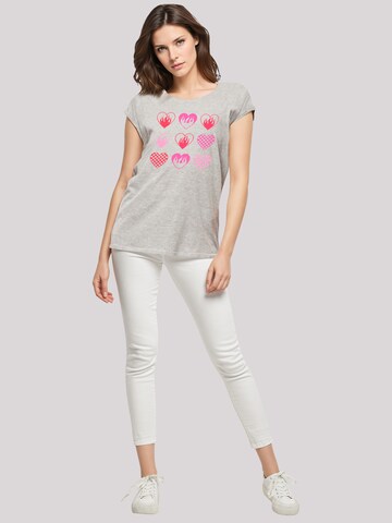 F4NT4STIC T-Shirt 'Internationaler Frauentag: Herzen in Flammen' in Grau