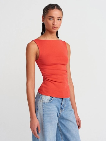 Dilvin Top in Red: front