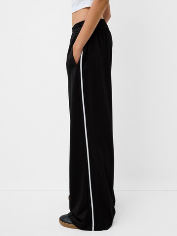 Bershka Wide Leg Housut värissä musta
