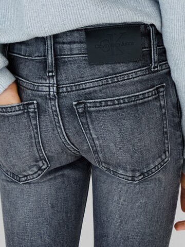 Calvin Klein JeansFlared/zvonoliki kroj Traperice - siva boja