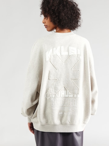 Sweat-shirt 'No Hustle' Karo Kauer en gris : devant