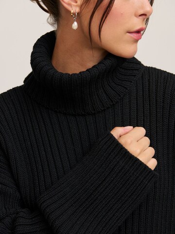 Pull-over 'Charlotta' A LOT LESS en noir