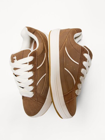 Baskets basses Bershka en marron