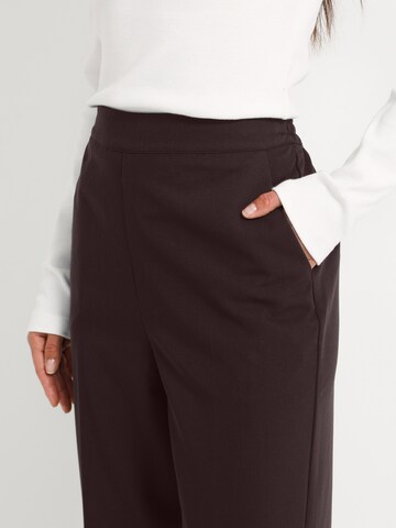 Regular Pantalon à plis 'Sakura' Kaffe en marron
