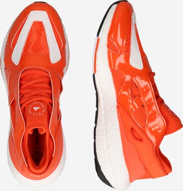 ADIDAS BY STELLA MCCARTNEY - Sapatilha de corrida 'Ultraboost 22' em laranja