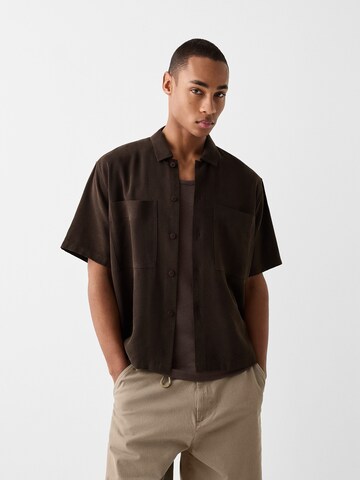 Bershka Comfort fit Koszula w kolorze brązowy: przód