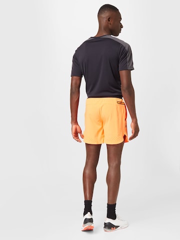 UNDER ARMOUR Štandardný strih Športové nohavice 'Peak' - oranžová