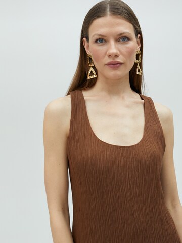 Abito di Lola Casademunt in marrone
