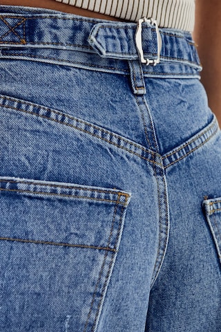 BDG Urban Outfitters Avsmalnet Jeans 'Logan' i blå