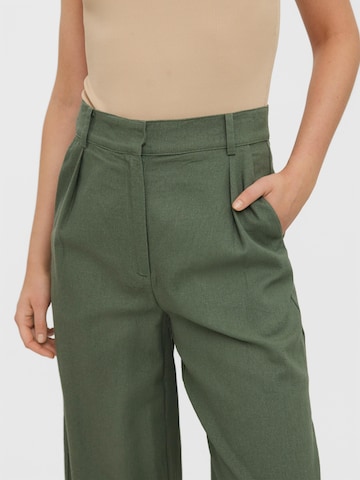 VERO MODA - Pierna ancha Pantalón plisado en verde