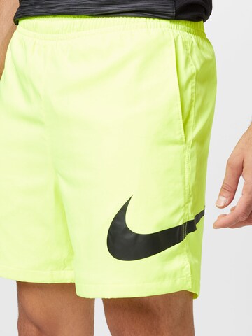 Nike Sportswear - Regular Calças em amarelo