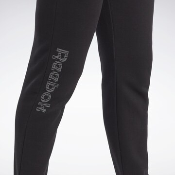 Reebok - Tapered Pantalón deportivo en negro