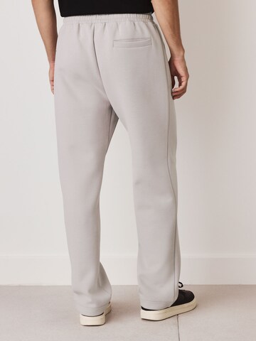 Next Слим Плиссированные брюки в Серый