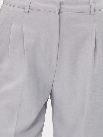 regular Pantaloni con pieghe di Trendyol in grigio
