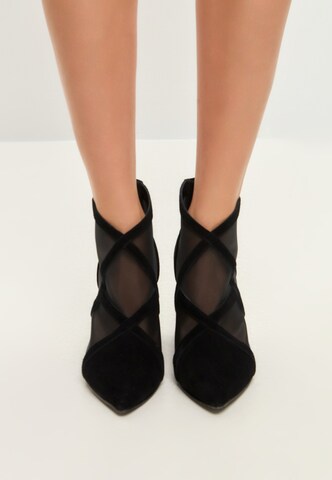 CESARE GASPARI Stiefelette in Schwarz