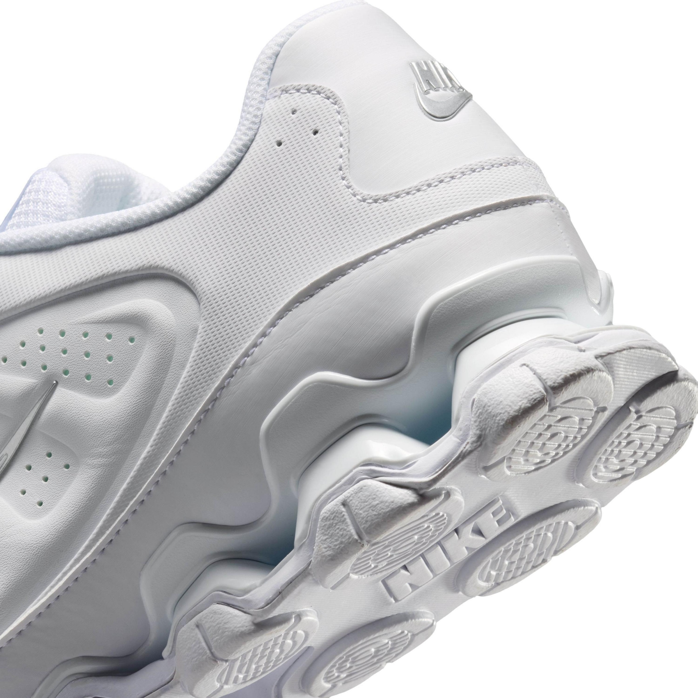 Nike Sportswear Matalavartiset tennarit 'Reax 8' värissä valkoinen