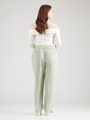 Coupe slim Pantalon à plis ONLY Carmakoma en vert
