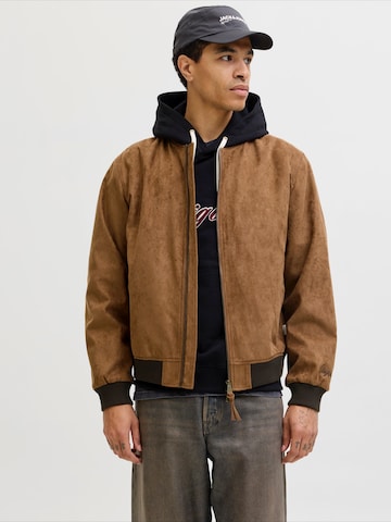 JACK & JONES Tussenjas 'JORNANTUCKET' in Bruin: voorkant