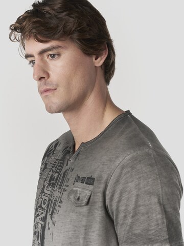 Maglietta di KOROSHI in grigio