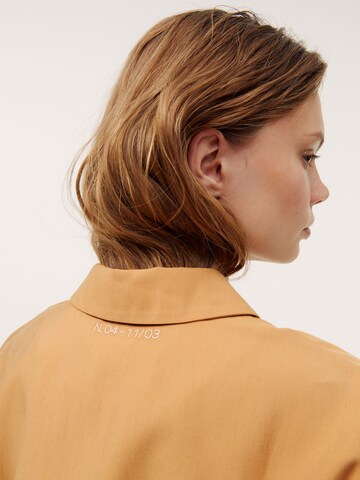 Kendall for ABOUT YOU - Blusa 'Charlie' en marrón