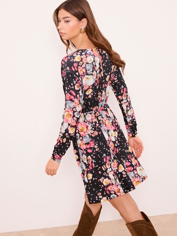 Lipsy Šaty 'Batwing' – černá