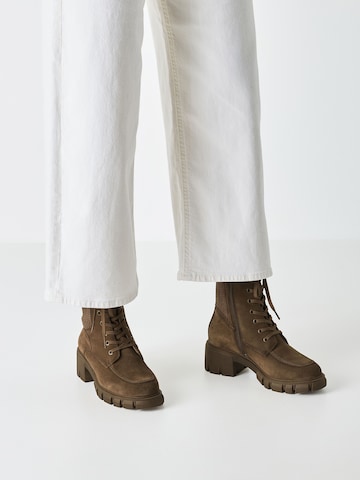 Bottines à lacets Tamaris en marron : devant