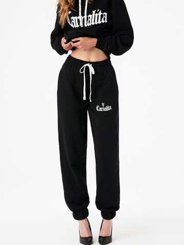 Carnalita - Loosefit Pantalón 'Pantalón de chándal con logo bordado' en negro: frente