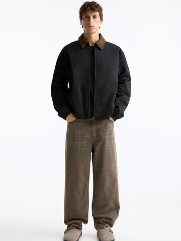 Pull&Bear Välikausitakki värissä musta