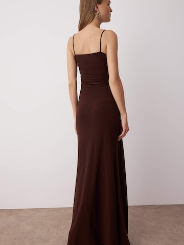 Rochie de seară de la Trendyol pe maro