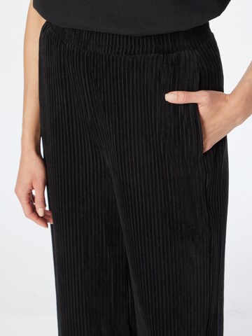 Wide leg Pantaloni de la Urban Classics pe negru