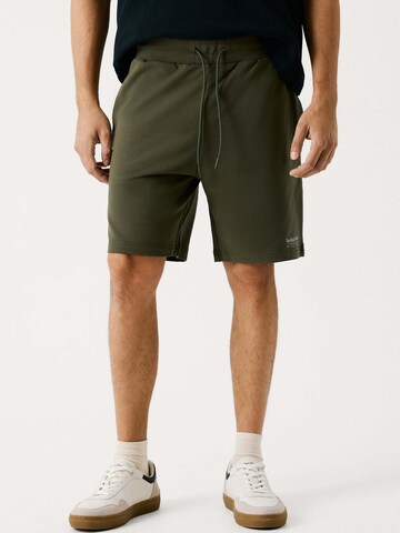 Red Bull Racing x Pepe Jeans Regular Shorts 'Essential' in Grün: Vorderseite